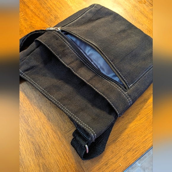 EUC Thirty One - Multi Pocket Crossbody - Picture 2 of 7